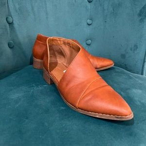 Universal Thread Camel Shoes